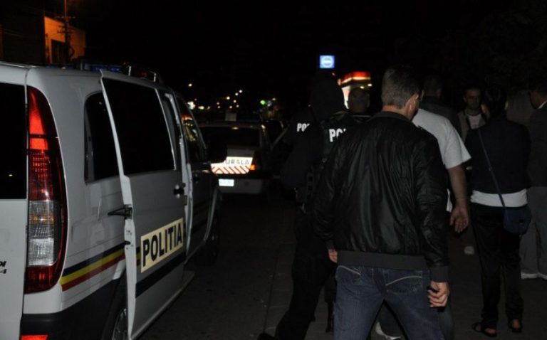 Noi scene șocante în România: Bătaie cruntă în stradă, în fața sediului Jandarmeriei!