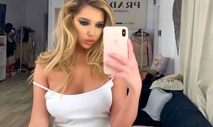 Momente de coșmar la un mall. O cântăreață, iubită de fotbalist, victima unui obsedat