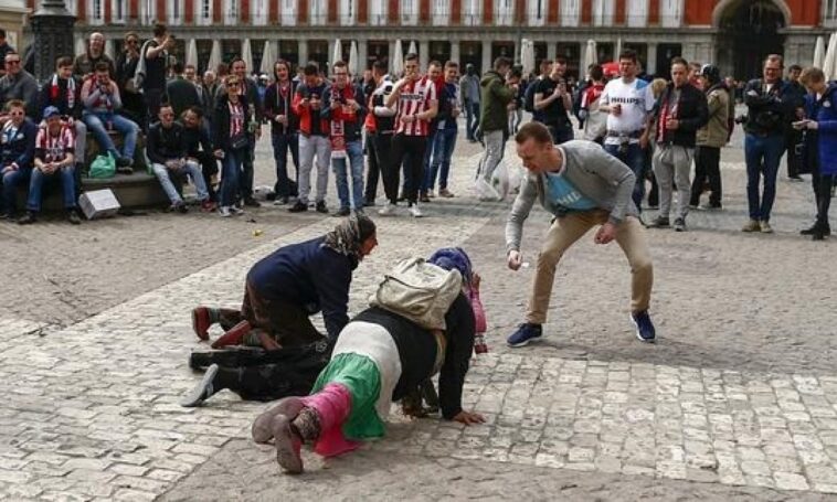 Cerșetori români, umiliți în piața publică. Care este decizia magistraților