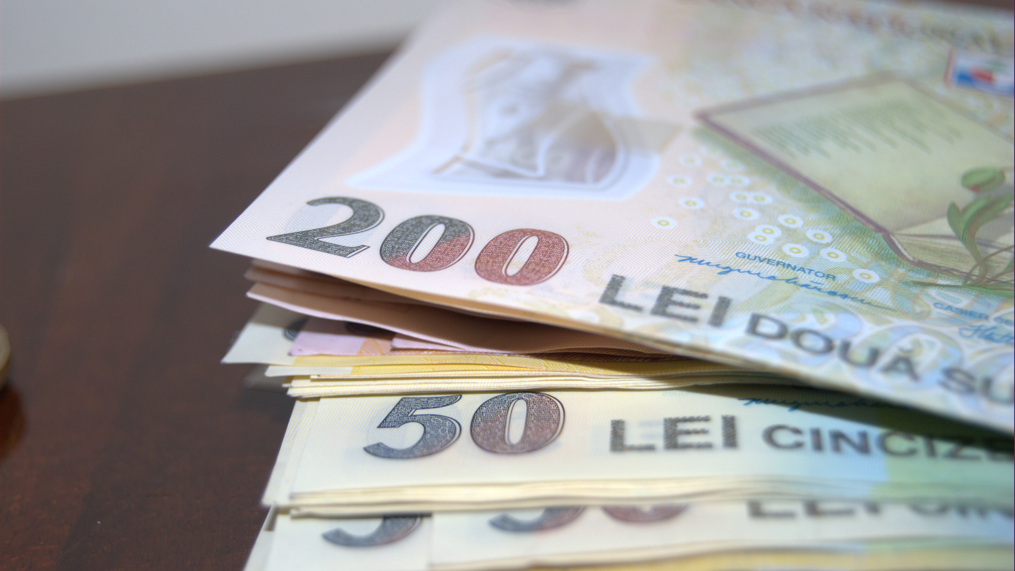 Tot mai puține bancnote false, în circulație în România. Care a fost cel mai des falsificată
