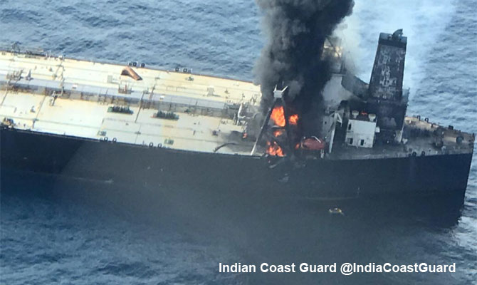 Petrolierul New Diamond arde de două zile. Bombă cu 270.000 de tone de petrol