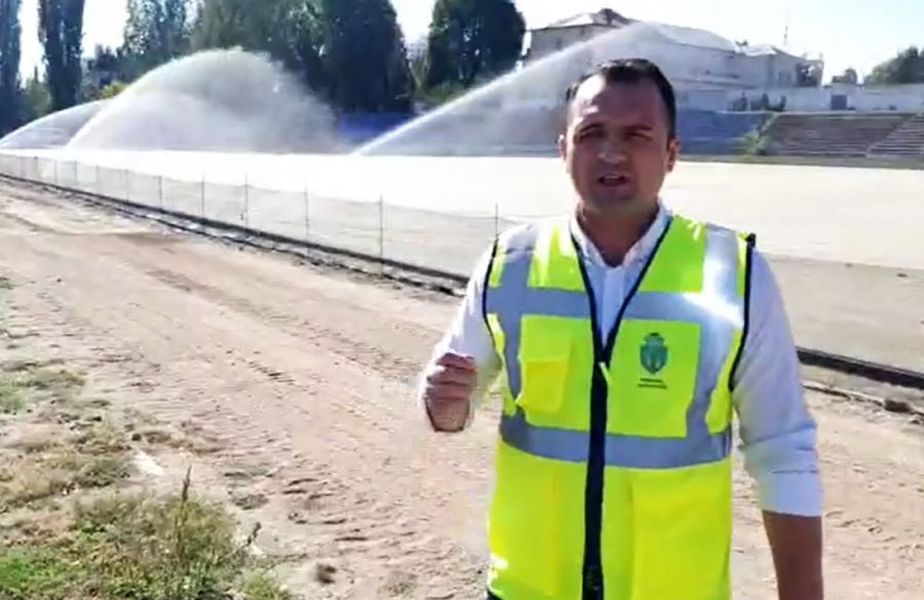Unic în istorie. Un primar se laudă că a montat gazonul, deși stadionul nu a fost ridicat