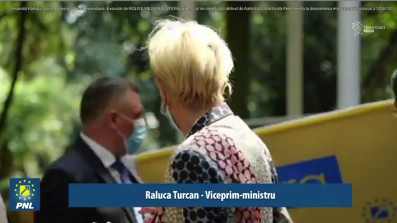Accident halucinant! Raluca Turcan, lovită de un panou electoral. VIDEO