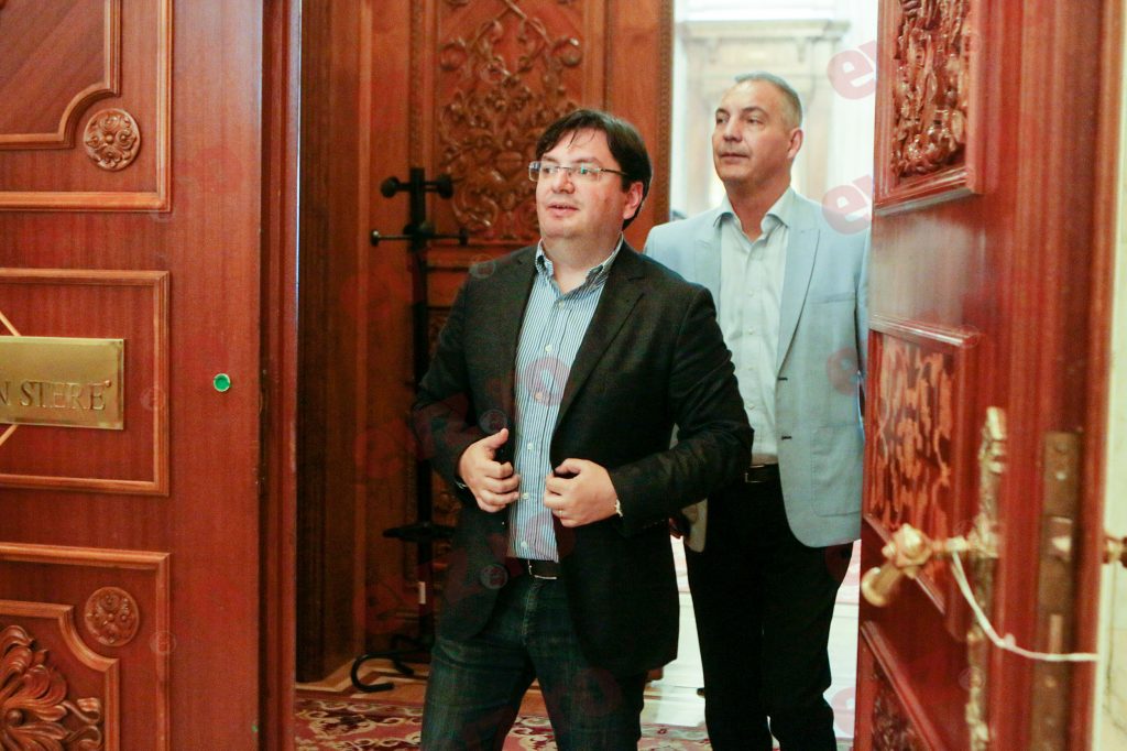 Judecătorii ÎCCJ au eliminat aproapte toate probele DNA din dosarul lui Nicolae Băniciou. Fostul ministru este acuzat de luare de mită și trafic de influență