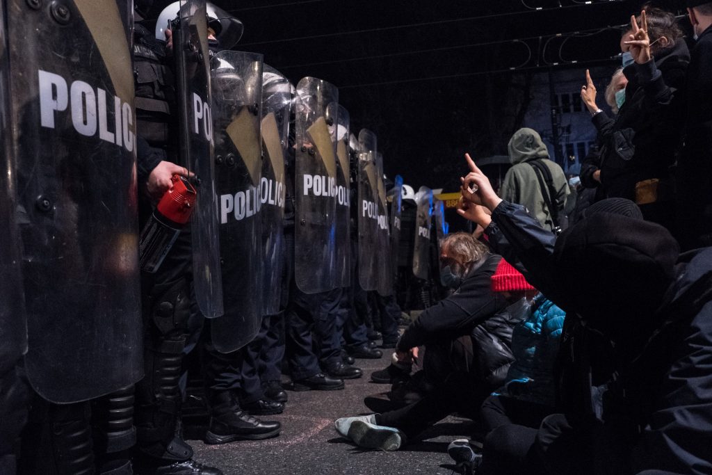 Varșovia stă pe un butoi cu pulbere! Restricțiile COVID-19 bagă zâzanie, protestele curg