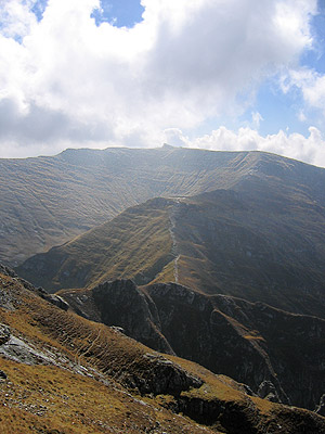 Tragedie în munți. A căzut într-o prăpastie adâncă de 70 de metri