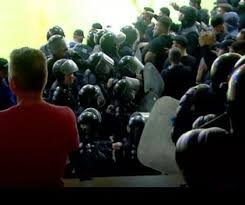 Incidente după meciul U Craiova-Rapid. Jandarmi răniți în confruntare