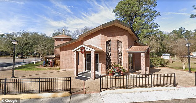 Arhiepiscopia a ars un altar! Ce a făcut un preot în altarul bisericii e de noaptea minţii