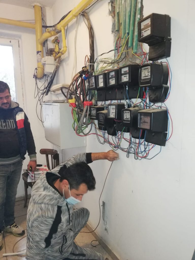 Anchetă EVZ. Un afacerist imobiliar dădea curent electric unui bloc întreg dintr-o garsonieră