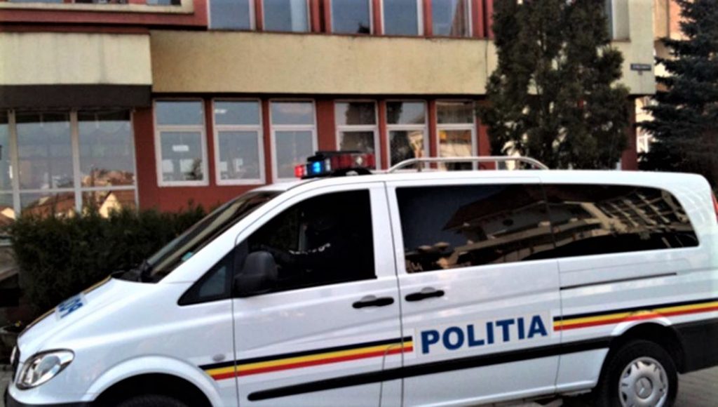 Elevi, ridicați din școală ca niște infractori. Poliția a venit cu duba după ei!