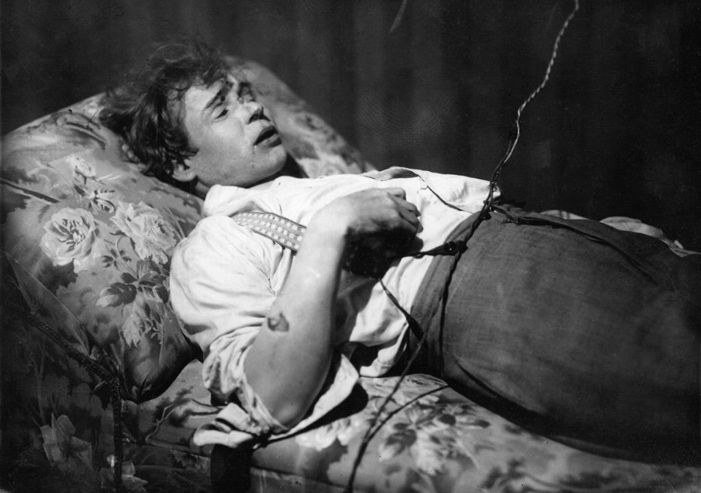 Dezamăgit de bolșevici își taie venele și cu sânge își scrie ultimele versuri