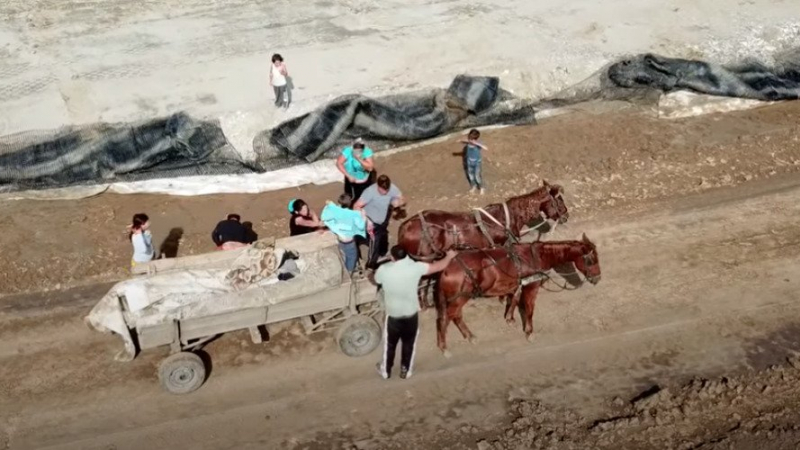 Imaginile serii în România! Iată cum se fură ca-n codru de la un obiectiv strategic. VIDEO