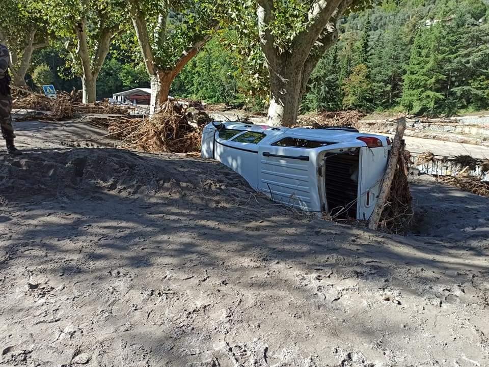 Franța și Italia. Apele scot morții din cimitire