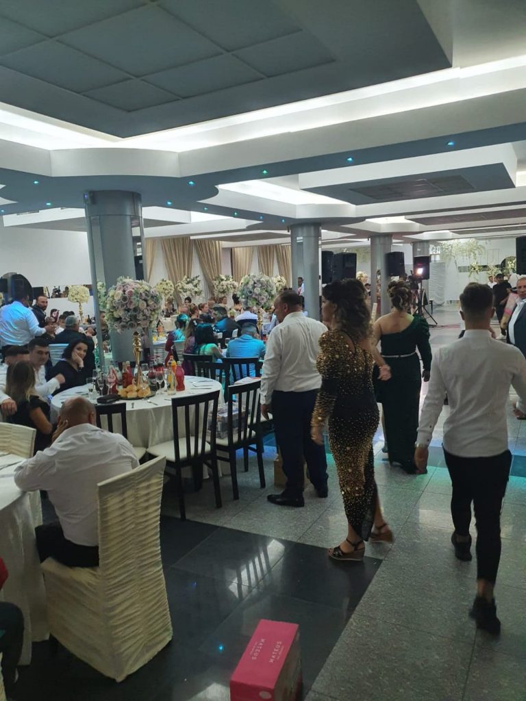 Nuntă cu scandal la Slatina. Poliția a spart petrecerea. Cine a luat darul?