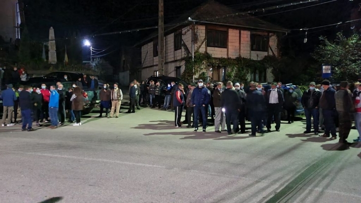 Inconștiență maximă. Localnicii și-au sărbătorit primarul reales fără măști de protecție