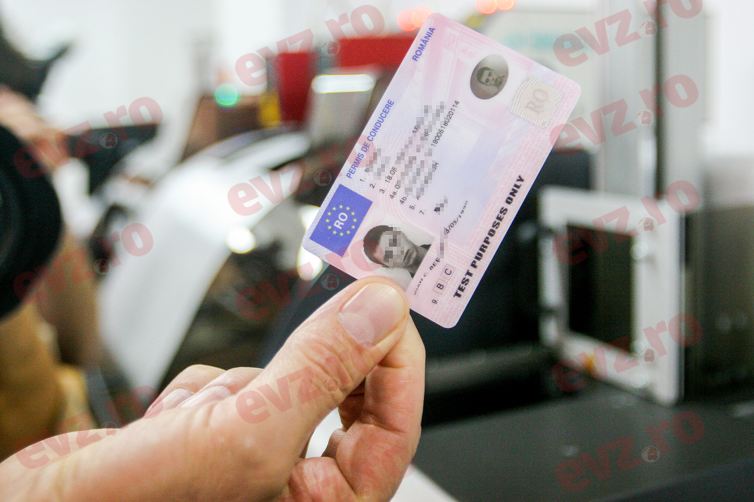 Șoferii care vor să își recupereze permisul trebuie să poarte căști de motocicliști. Mesajul postat de Europol