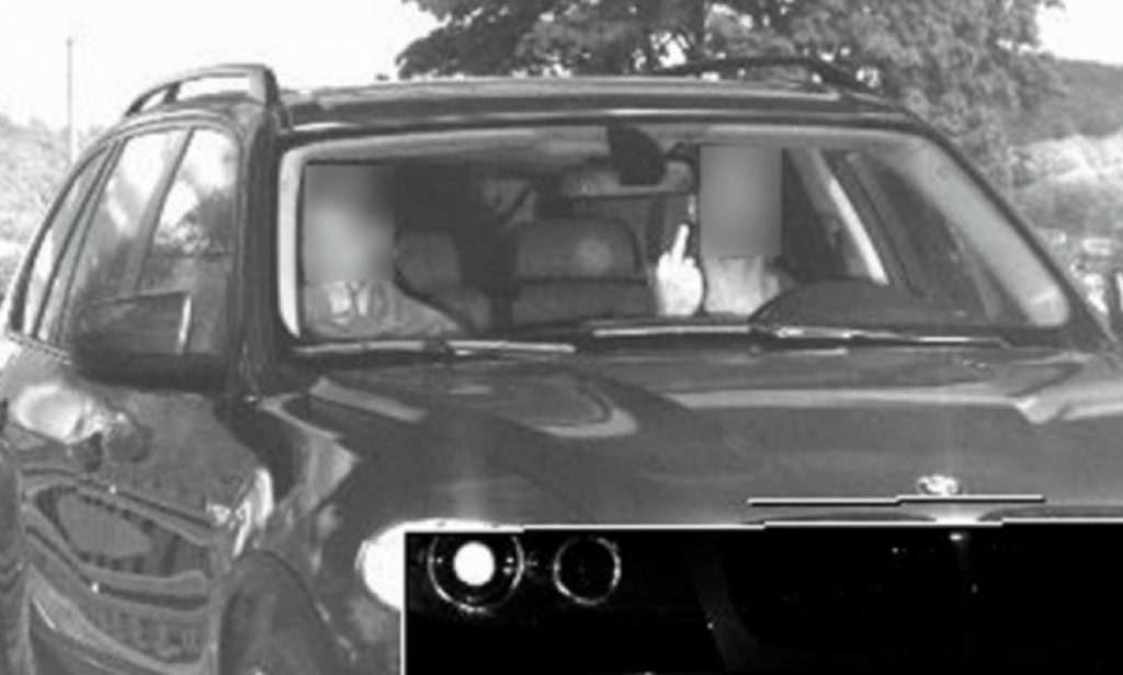 Aveţi grijă ce faceţi cu degetul mijlociu în faţa camerelor radar! Ce amendă poţi lua