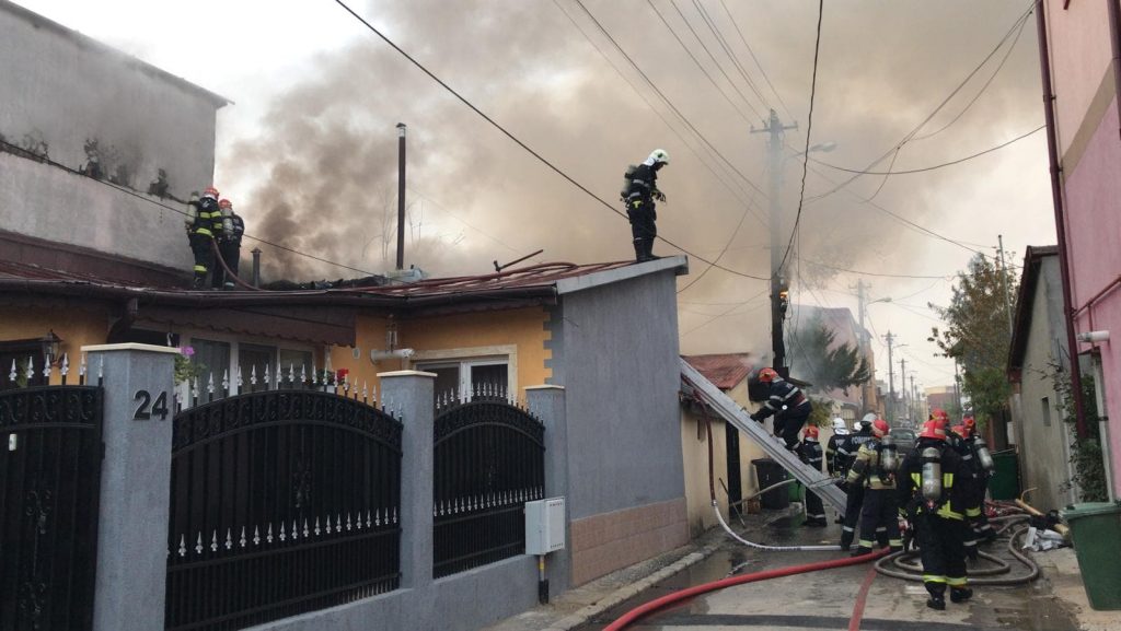 Incendiu în Capitală. Patru imobile sunt cuprinse de flăcări