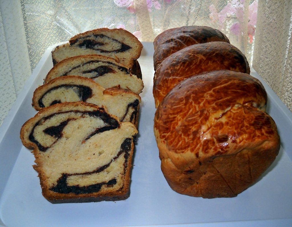 Cozonac pufos cu mult mac. Rețeta perfectă pentru sărbătorile pascale