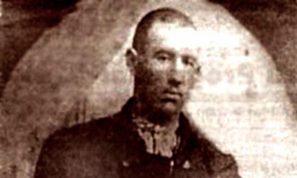 Mafia lui Gică Cioc din Ferentari și cea a lui Hitler îi fac viața ușoară comisarului Alimănescu în noaptea de Anul Nou