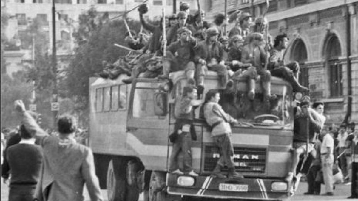 Iliescu și Roman, urmăriți penal în dosarul Mineriadei: „Represiune contra populației civile”