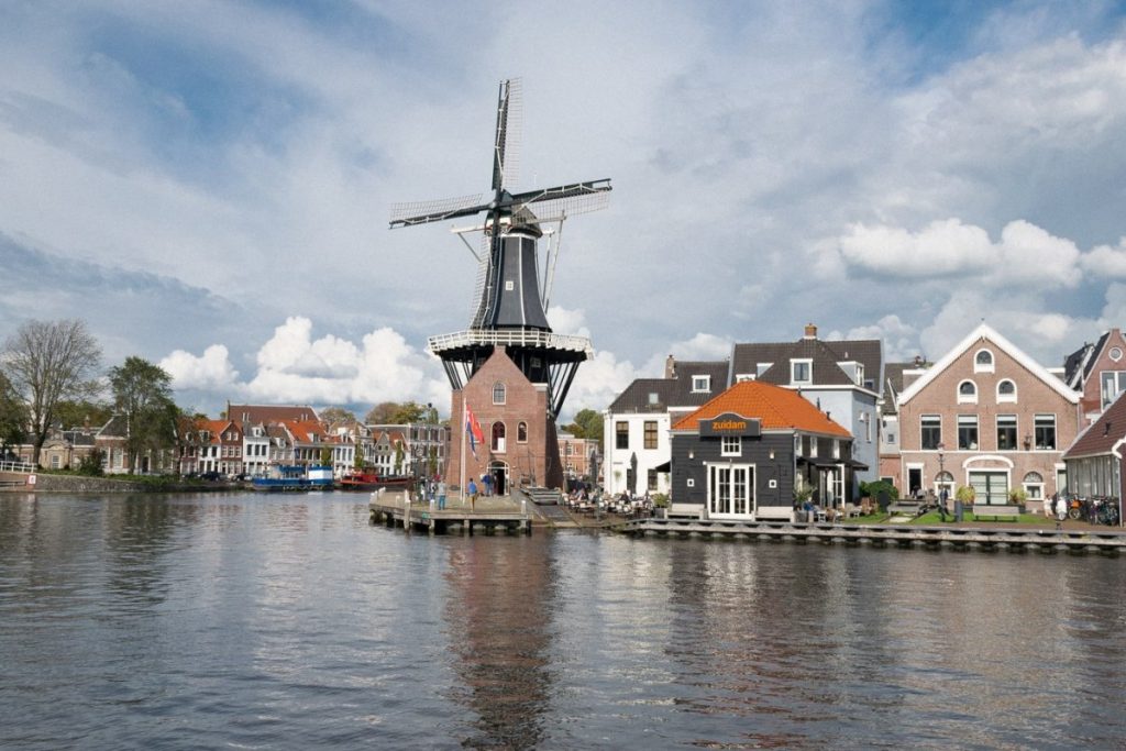 Anunț de la MAE. Nimeni nu intră fără test PCR negativ în Olanda. Măsura intră în vigoare în noaptea de 29 decembrie