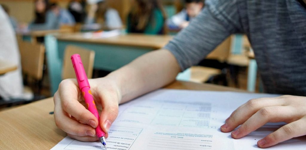 Metoda nemaivăzută prin care vor fi controlați studenții la examene. S-au trezit la ușă cu marea surpriză