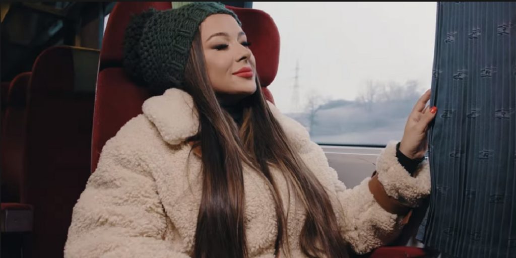 E artista momentului în România? Un milionar celebru a fost pe urmele ei. VIDEO