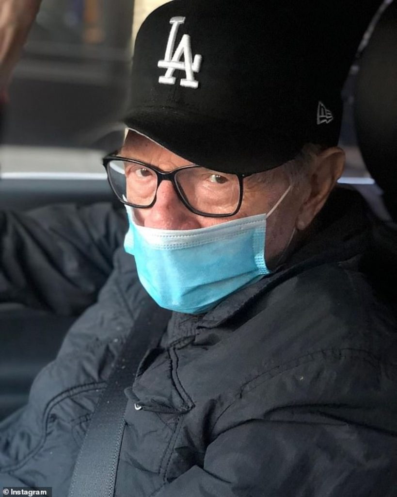 Legendarul Larry King, internat de urgență. Vedeta CNN are COVID-19