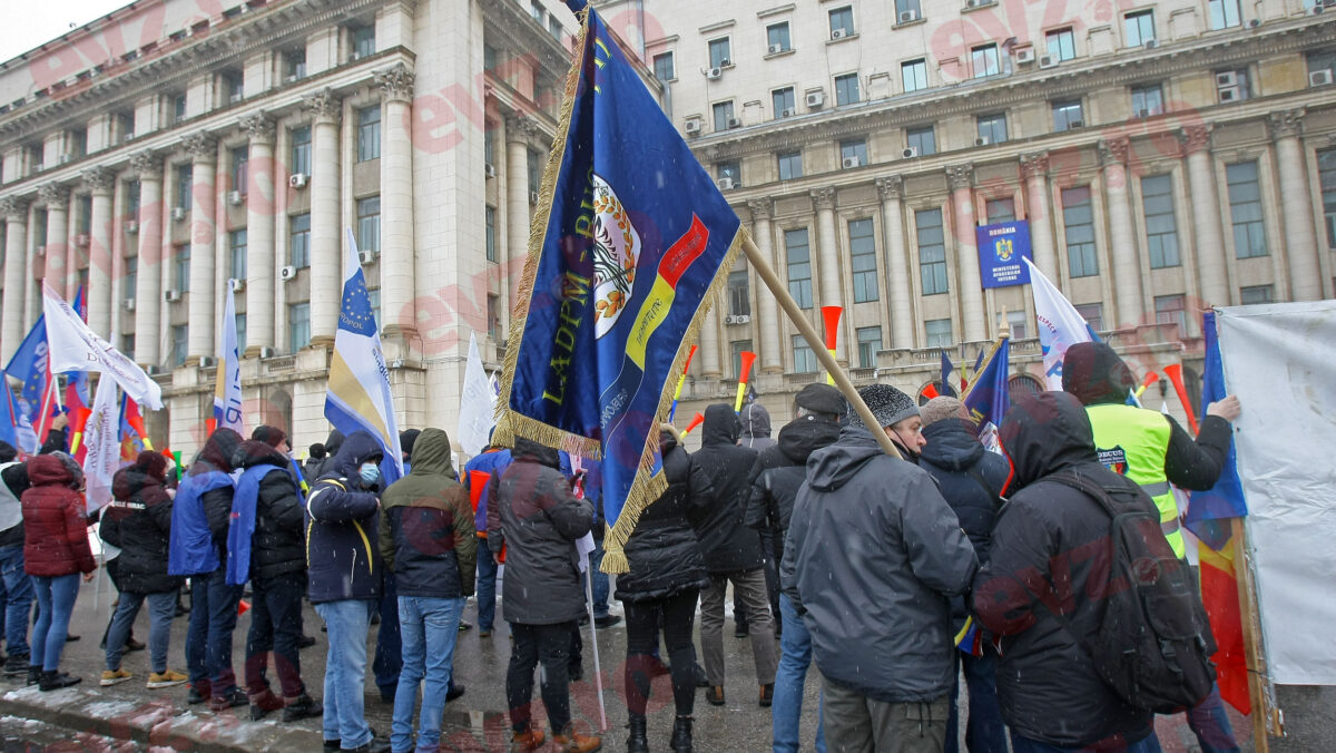 Polițiștii protestează din nou pentru creșteri de salarii și amenință cu boicotarea alegerilor