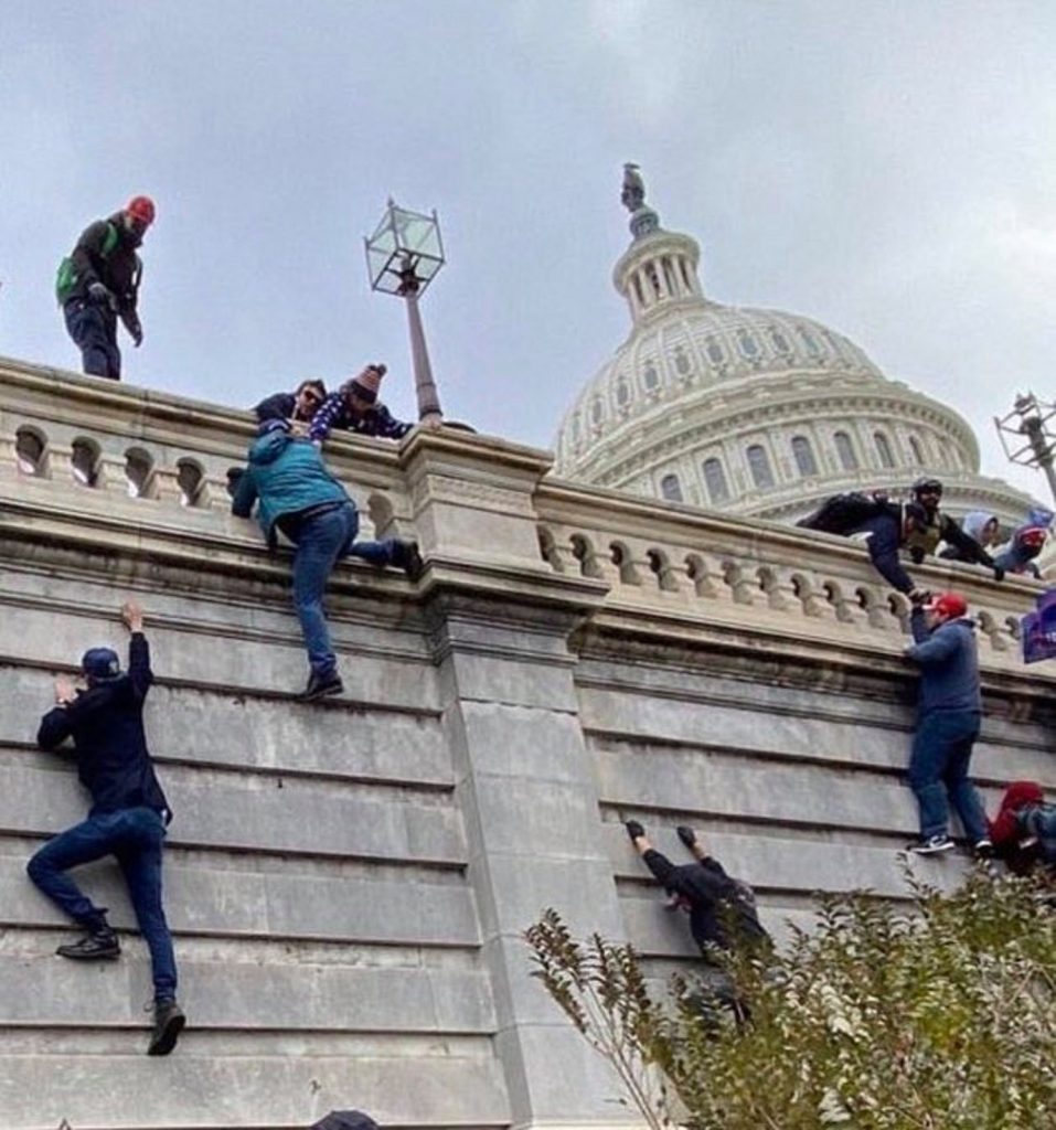 Război pentru Casa Albă. Ai cui sunt Profesioniștii care au pătruns în Congres și jocul cui îl fac? (VIDEO)
