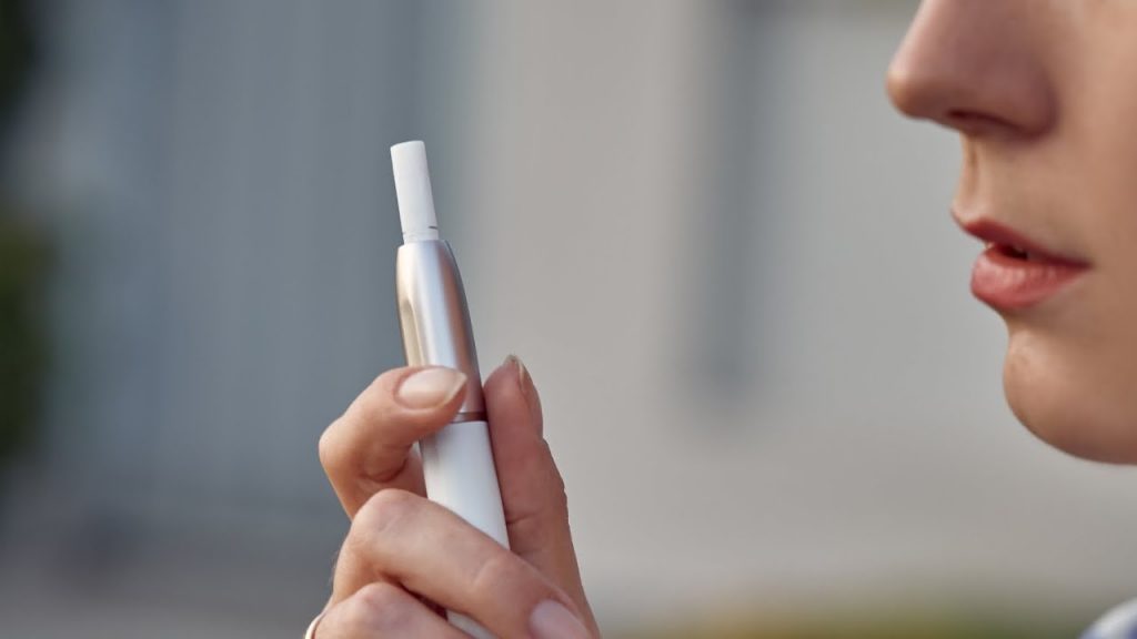 Cine are interesul taxării mai mici a produselor din tutun încălzit?