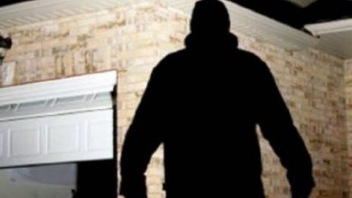 Tânăr de 17 ani, reținut după ce a smuls geanta unei femei pe o stradă din București