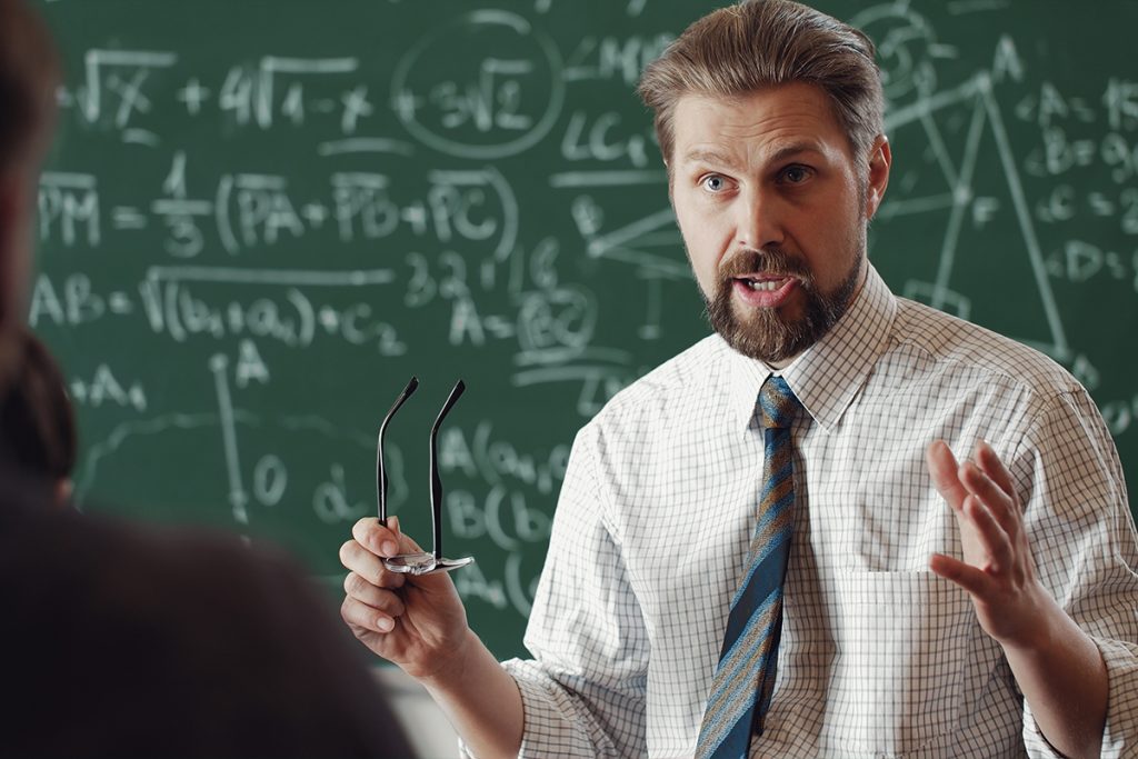 Un profesor de matematică din județul Tulcea, acuzat că rezolva testele și exercițiile date elevilor cu AI