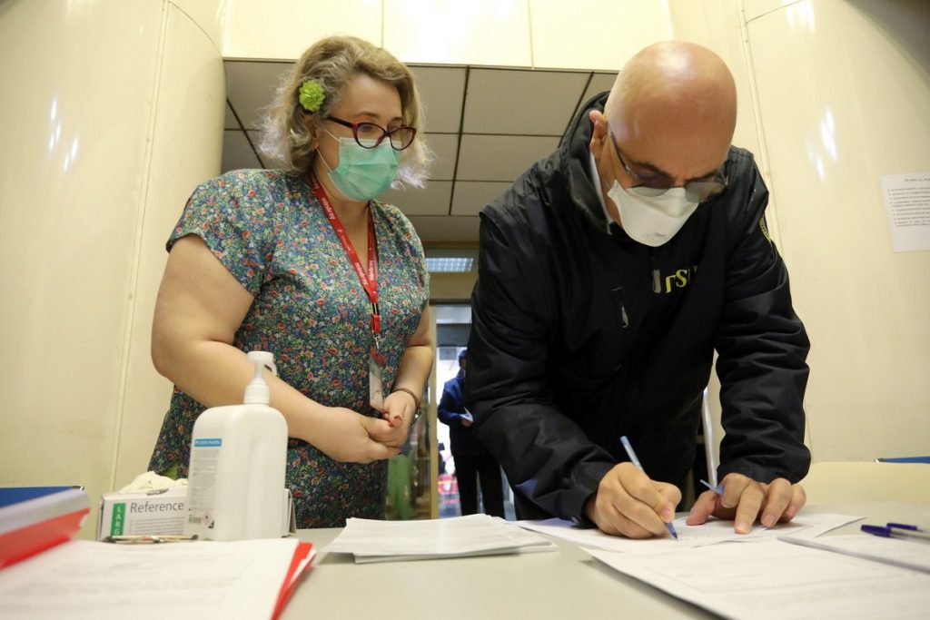 Update. Prima imagine cu Raed Arafat vaccinat împotriva Covid-19. „Abia am aşteptat.”