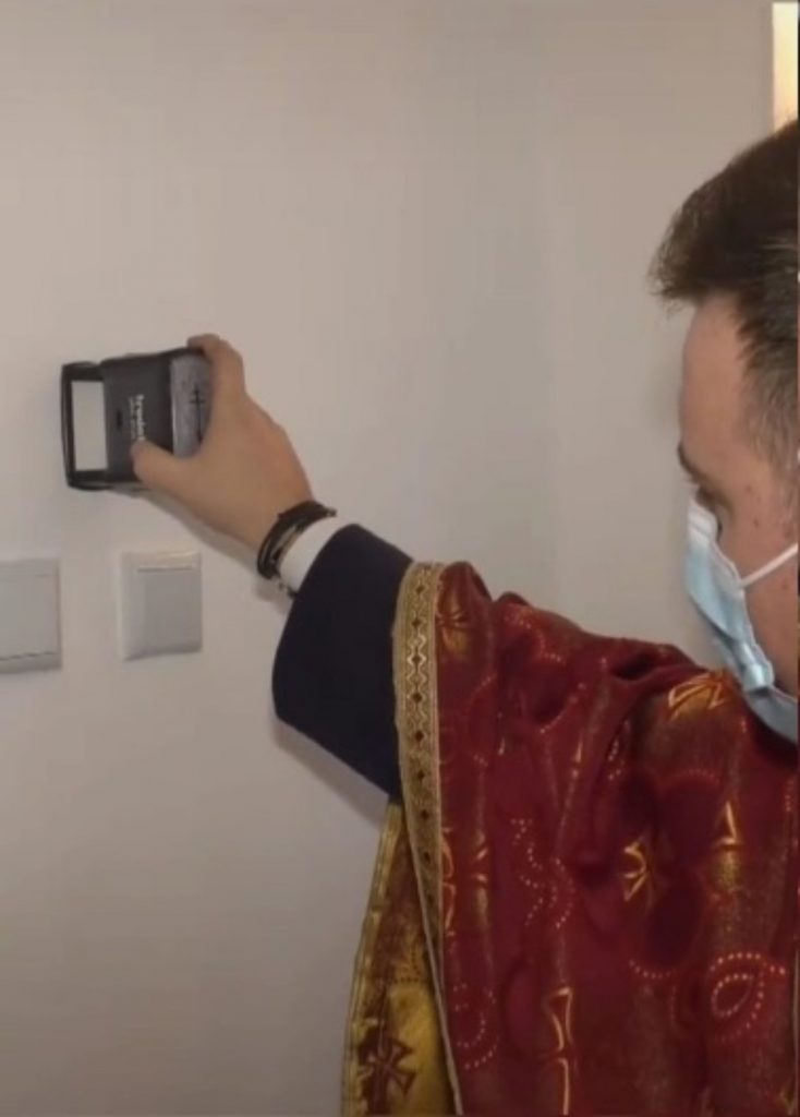 Slujba de sfințire în casă, la nivelul următor! Postare virală cu un preot și o ștampilă