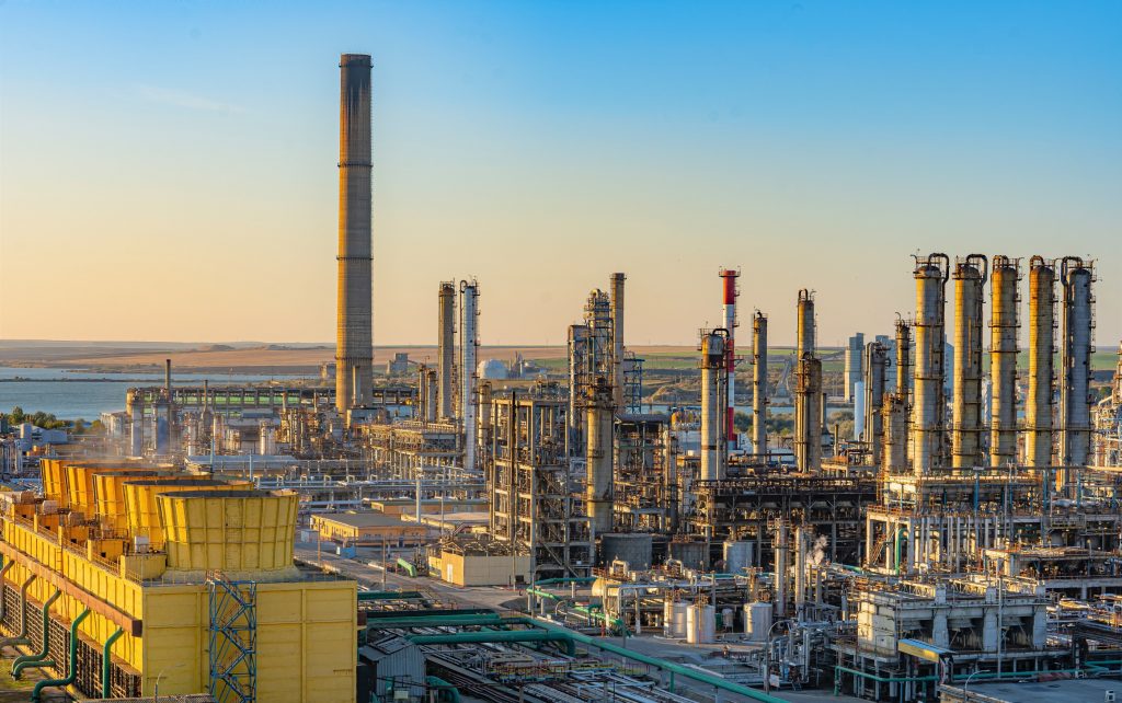 Protest spontan pentru majorări salariale la Rafinăria Petromidia. Angajații refuză să intre la lucru. Video