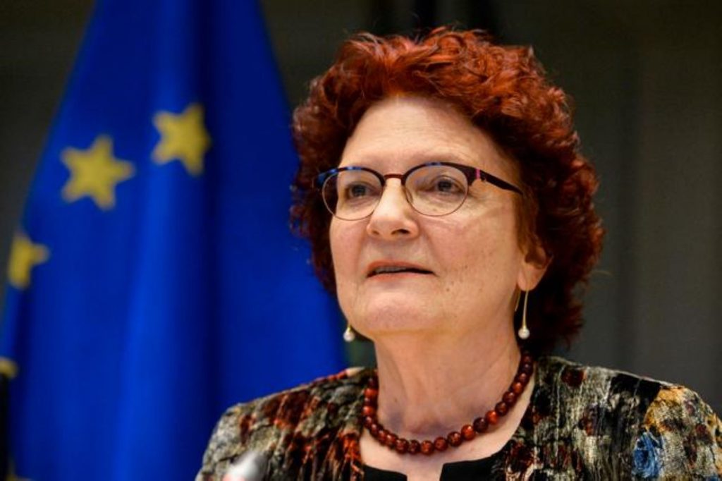 Coronavirus ”pare mai probabil să rămână”, a declarat Andrea Ammon, directoarea ECDC. ”Pare foarte bine adaptat la oameni”