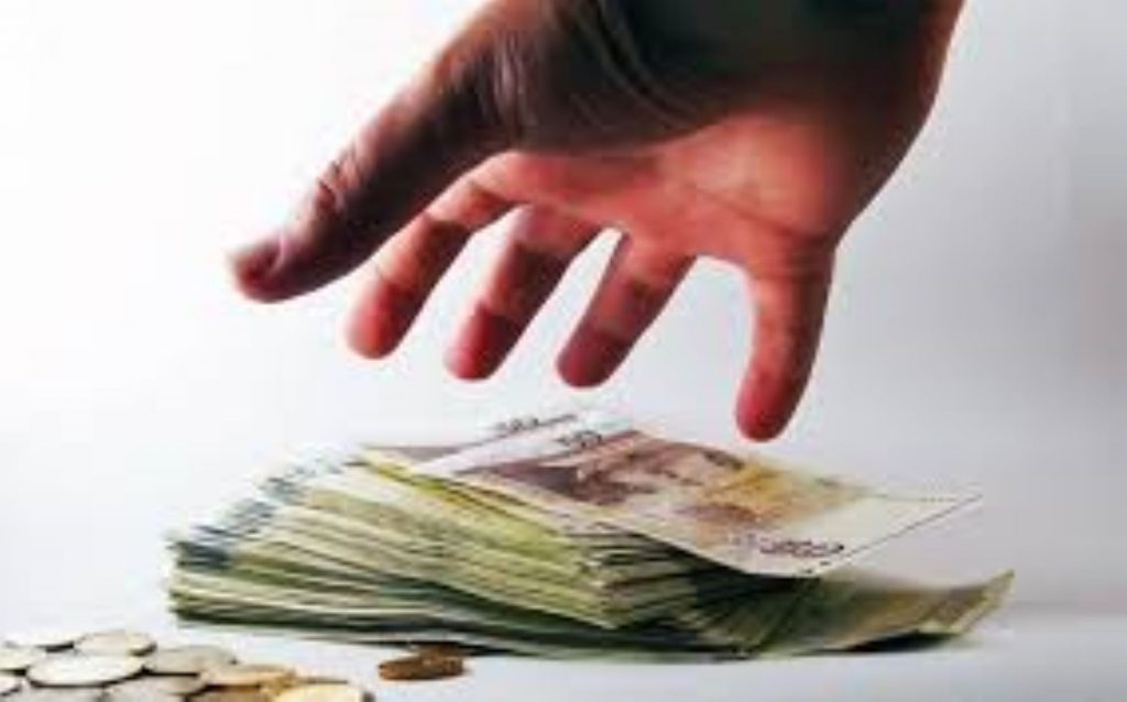 Pensionarii lăsați fără bani. O angajată de la CAR a furat peste 1,6 milioane lei