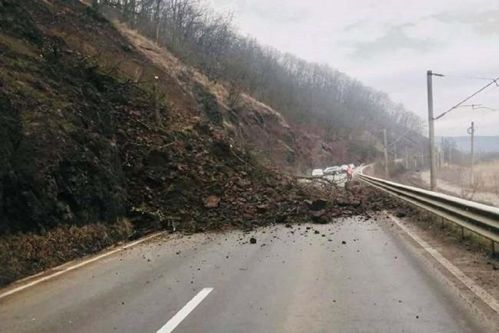 Pericol pe DN7! Au căzut bucăţi de pământ şi piatră. Ce se întâmplă cu traficul în aceste momente. VIDEO