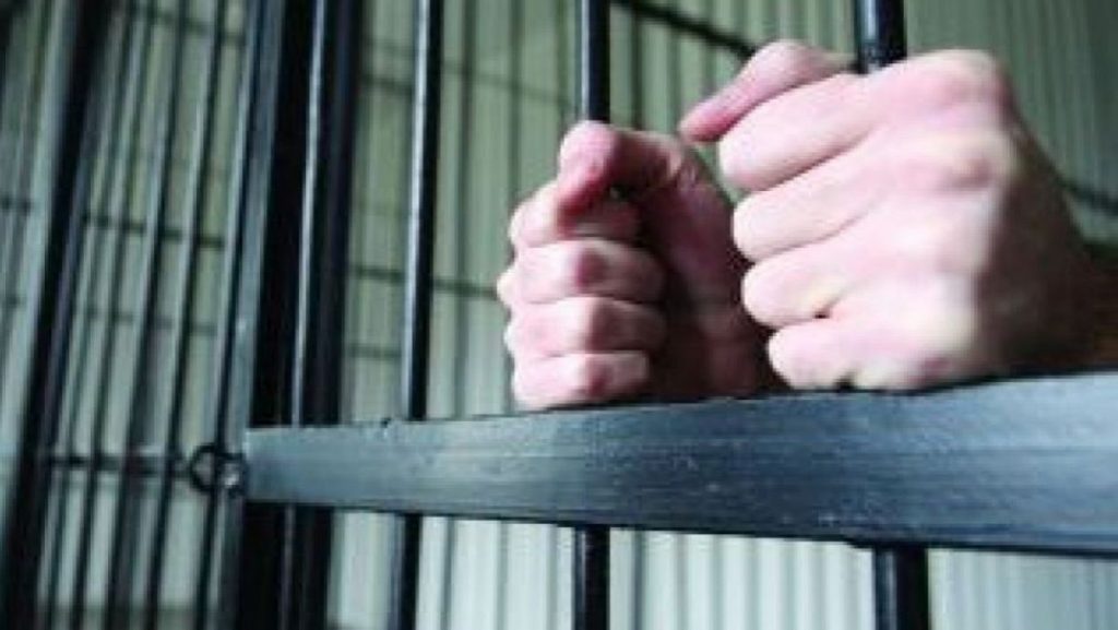 Bătrânică fraierită de patru pușcăriași. Au lăsat-o fără 132.000 de euro