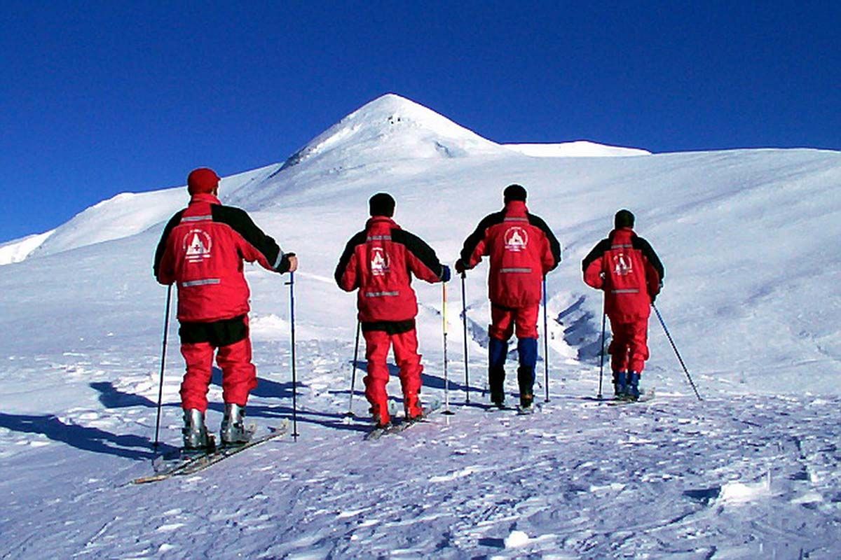 Salvamontiștii, avertisment pentru turiști: traseele montane sunt încă greu de parcurs