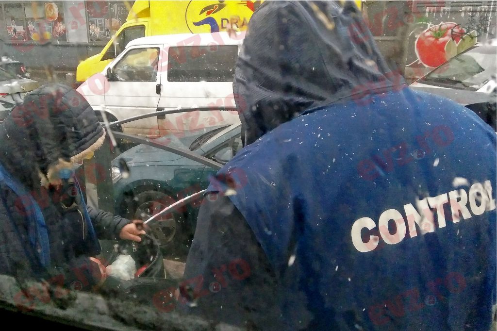 O nouă înșelătorie cu carduri bancare. Infractorii pretind că sunt controlori STB