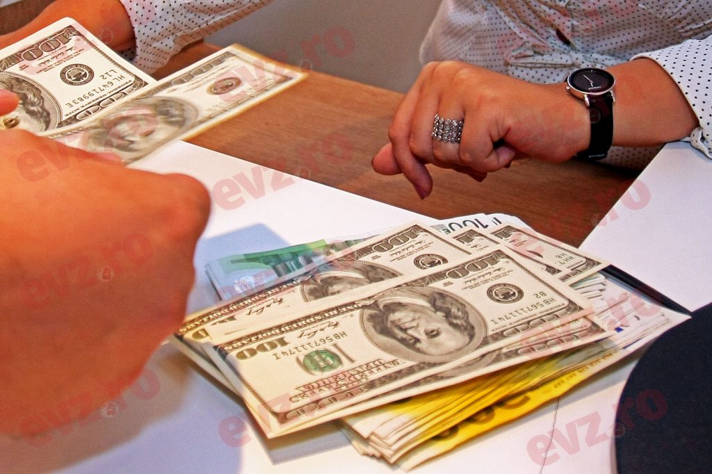 Rolls-Royce a decis să ofere celor 14.000 de angajați câte 2.500 de dolari pentru a face față situației economice