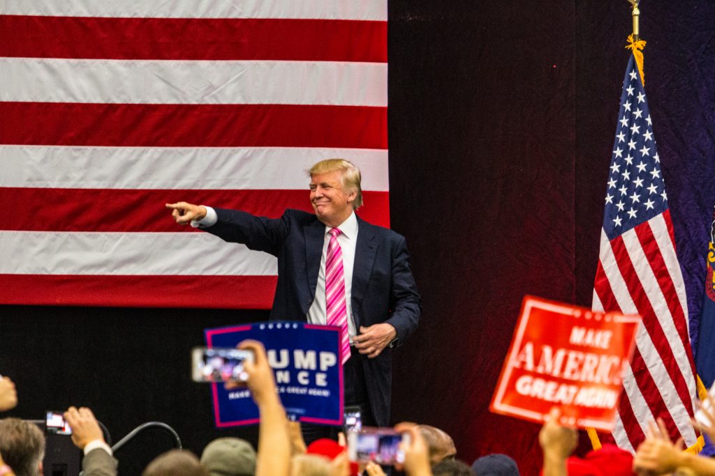 Donald Trump vrea să se răfuiască și cu giganții internetului! Va da în judecată Facebook, Google și Twitter