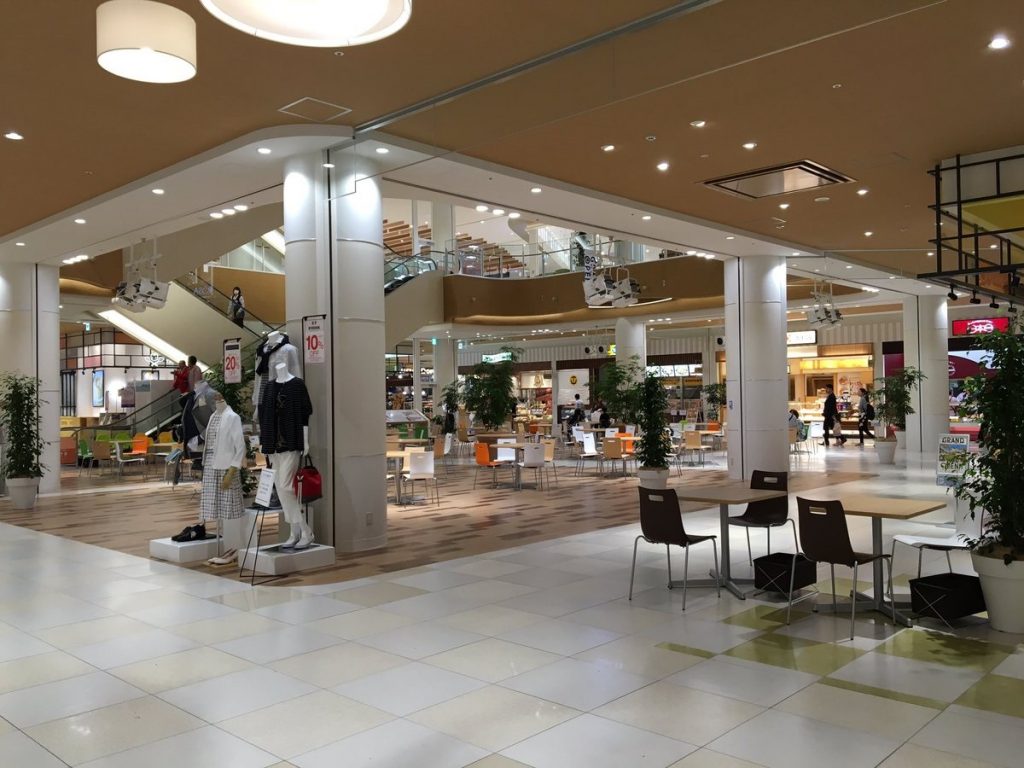 Încep procesele pe bandă rulantă. Se închid mall-urile