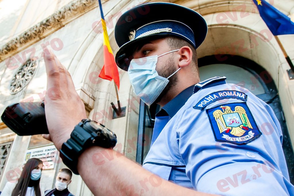 Transfer suspect sub ochii polițiștilor. Un plic cu bani, aruncat dintr-o mașină în alta