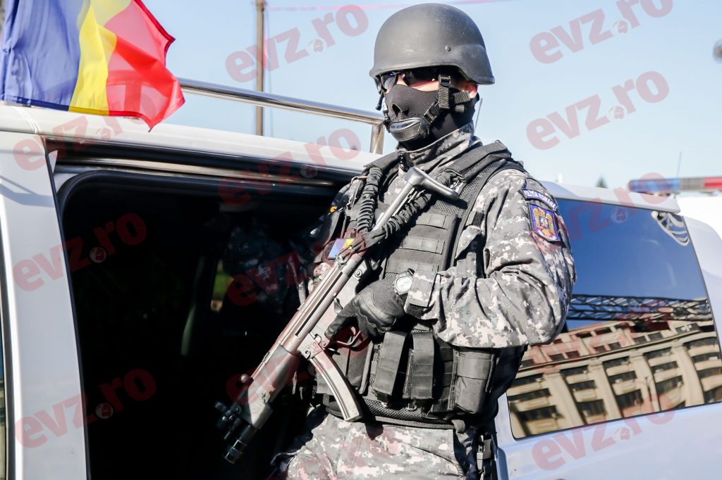 Bătaie cu săbii şi cuţite pe o stradă din Vaslui între clanuri rivale. Trei oameni au fost râniți. Video