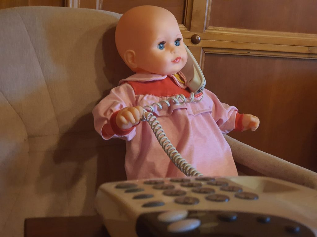 Ce fac USR-iștii cu păpușile aduse de PSD în plen: licitații în comentarii