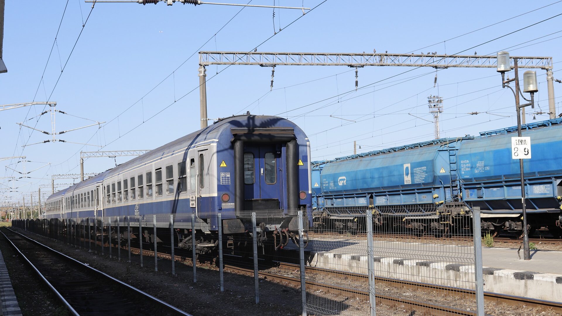 CFR vinde locomotive și vagoane